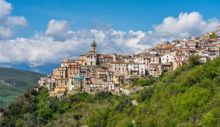 Vue panoramique de Colledimezzo, beau village dans la province de Chieti, Abruzzes, Italie centrale.