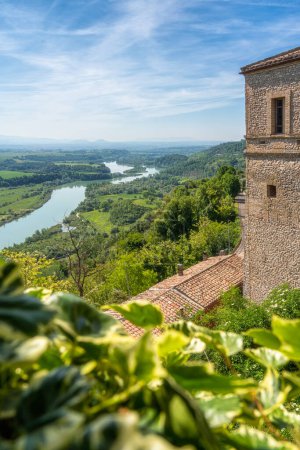 Foto de Vista panorámica en el hermoso pueblo de Nazzano, Provincia de Roma, Lazio, Italia. - Imagen libre de derechos