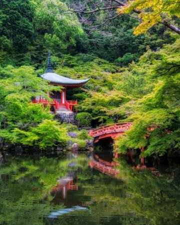Téléchargez les photos : Le magnifique temple Daigo-ji et son jardin pendant la saison estivale. Kyoto, Japon. - en image libre de droit