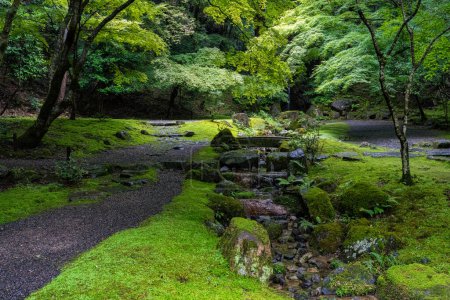 Foto de El hermoso templo de Daigo-ji y su jardín durante la temporada de verano. Kioto, Japón. - Imagen libre de derechos