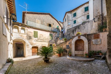Foto de Vista panorámica en Catino, pintoresco pueblo en la provincia de Rieti, Lazio, centro de Italia. - Imagen libre de derechos