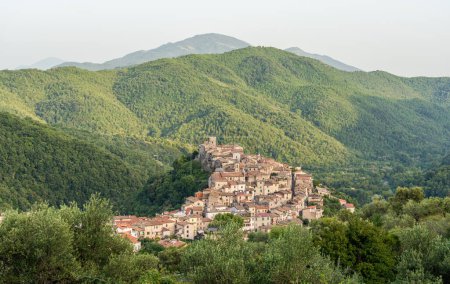 Téléchargez les photos : Vue panoramique de Licenza, beau village dans la Province de Rome, Latium, Italie. - en image libre de droit