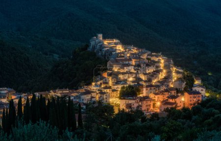 Foto de El hermoso pueblo de Licenza iluminado en una noche de verano. Provincia de Roma, Lacio, Italia. - Imagen libre de derechos