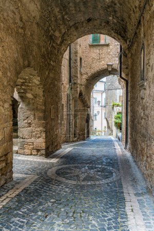 Téléchargez les photos : Une belle vue dans le village pittoresque de Falvaterra, dans la province de Frosinone, Latium, Italie. - en image libre de droit