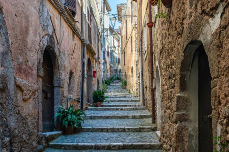 Piękny widok w malowniczej miejscowości Giuliano di Roma, w prowincji Frosinone, Lacjum, Włochy.