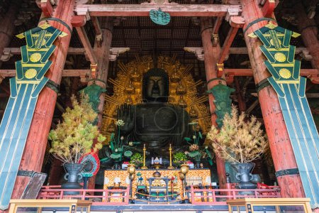 Foto de Maravillosas estatuas en el Gran Salón del Buda en el Templo Todai-ji en Nara, Japón. - Imagen libre de derechos
