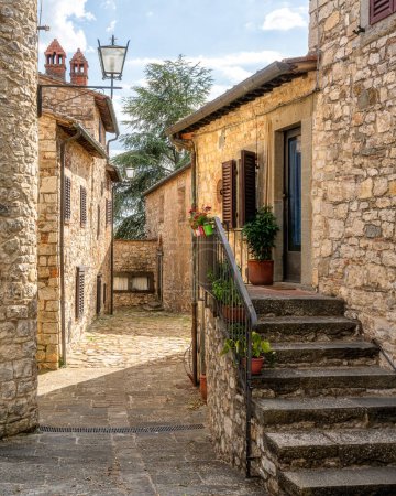 Téléchargez les photos : Le village pittoresque de Vertine, près de Gaiole in Chianti. Province de Sienne, Toscane, Italie - en image libre de droit