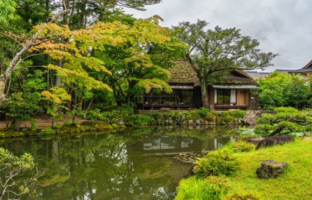 Foto de Vista panorámica en el maravilloso Jardín de Isuien en Nara. Japón. - Imagen libre de derechos