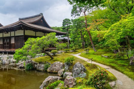 Téléchargez les photos : Vue panoramique dans le merveilleux temple Ginkaku-ji à Kyoto. Japon. - en image libre de droit