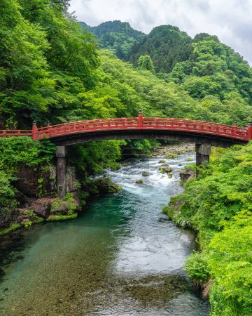 Foto de El pintoresco puente Shinkyo en Nikko. Prefectura de Tochigi, Japón. - Imagen libre de derechos