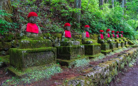 Téléchargez les photos : Statues de Jizo dans le célèbre abîme Kanmangafuchi à Nikko. Préfecture de Tochigi, Japon. - en image libre de droit