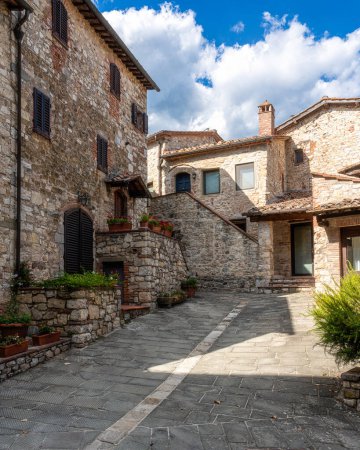 Foto de El pintoresco pueblo de Vertine, cerca de Gaiole in Chianti. Provincia de Siena, Toscana, Italia - Imagen libre de derechos