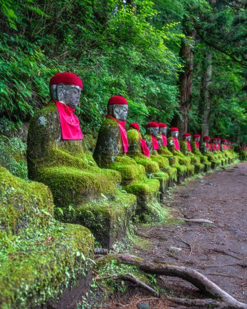 Téléchargez les photos : Statues de Jizo dans le célèbre abîme Kanmangafuchi à Nikko. Préfecture de Tochigi, Japon. - en image libre de droit