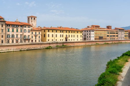 Foto de Hermosa vista en Pisa con el río Arno en un día soleado de verano. Toscana, Italia. - Imagen libre de derechos