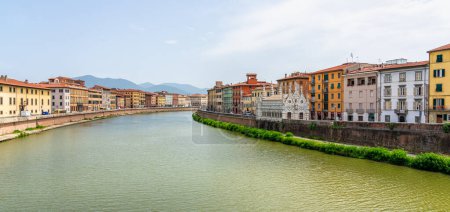 Téléchargez les photos : Belle vue à Pise avec la rivière Arno par une journée d'été ensoleillée. Toscane, Italie. - en image libre de droit