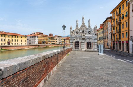 Téléchargez les photos : Belle vue à Pise avec la rivière Arno et l'église de Santa Maria della Spina par une journée d'été ensoleillée. Toscane, Italie. - en image libre de droit