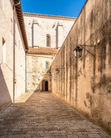 Foto de La maravillosa abadía de Fossanova cerca de la ciudad de Priverno, en la provincia de Latina, Lacio, Italia. - Imagen libre de derechos