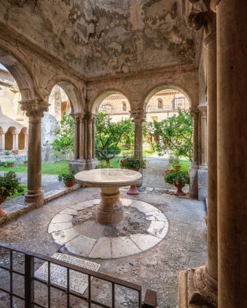Foto de El claustro de la maravillosa abadía de Fossanova cerca de la ciudad de Priverno, en la provincia de Latina, Lazio, italia. - Imagen libre de derechos