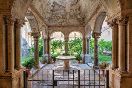 Foto de El claustro de la maravillosa abadía de Fossanova cerca de la ciudad de Priverno, en la provincia de Latina, Lazio, italia. - Imagen libre de derechos
