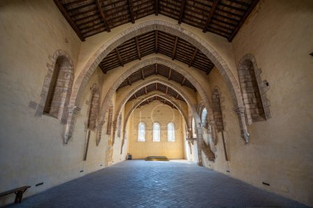 Téléchargez les photos : La merveilleuse abbaye de Fossanova près de la ville de Priverno, dans la province de Latina, Latium, Italie. - en image libre de droit