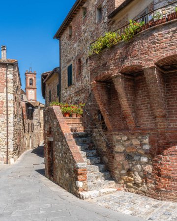 Téléchargez les photos : Le beau village de Civitella Marittima par un après-midi d'été ensoleillé. Province of Grosseto, Toscane, Italie. - en image libre de droit