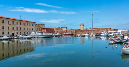 Téléchargez les photos : Vue panoramique depuis le port de la ville de Livourne par un matin d'été. Toscane, Italie. Juillet-22-2023 - en image libre de droit