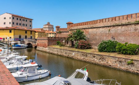 Foto de Vista panorámica en la hermosa ciudad de Livorno, cerca de la Fortezza Nuova, en una mañana de verano. Toscana, Italia. - Imagen libre de derechos