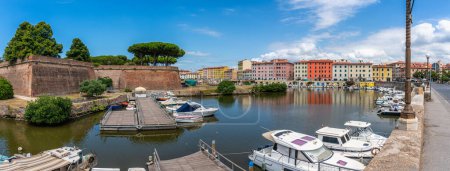 Foto de Vista panorámica en la hermosa ciudad de Livorno, cerca de la Fortezza Nuova, en una mañana de verano. Toscana, Italia. - Imagen libre de derechos