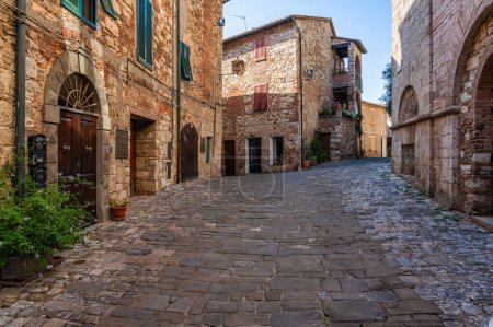 Téléchargez les photos : Le beau village de Suvereto par un après-midi d'été ensoleillé. Province de Livourne, Toscane, Italie. - en image libre de droit