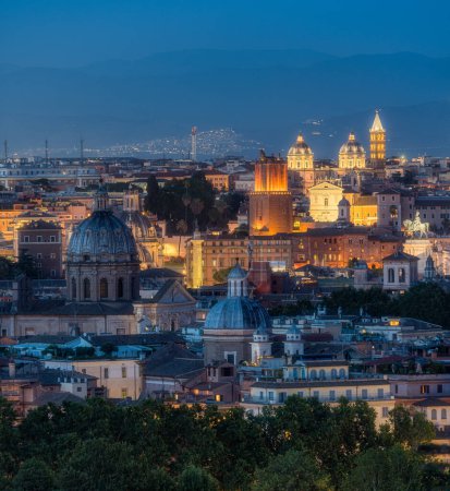 Téléchargez les photos : Panorama de Rome au coucher du soleil depuis la terrasse de la colline Gianicolo
. - en image libre de droit