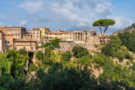 Téléchargez les photos : Vue panoramique depuis la merveilleuse Villa Gregoriana à Tivoli, province de Rome, Latium, Italie centrale. - en image libre de droit