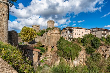 Foto de Vista panorámica en Nepi, hermoso pueblo en la provincia de Viterbo, Lazio, Italia. - Imagen libre de derechos