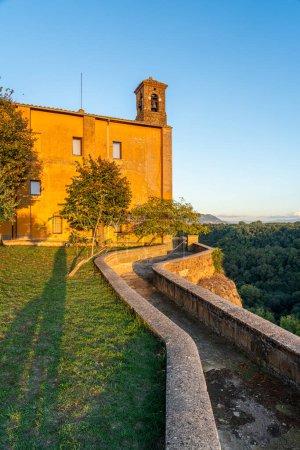 Foto de Vista al final de la tarde en el monasterio de San Michele Arcangelo, en Castel Sant 'Elia. Provincia de Viterbo, Lacio, Italia. - Imagen libre de derechos