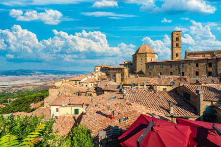 Foto de Vista panorámica en la maravillosa ciudad de Volterra, en la provincia de Pisa, Toscana, Italia. - Imagen libre de derechos