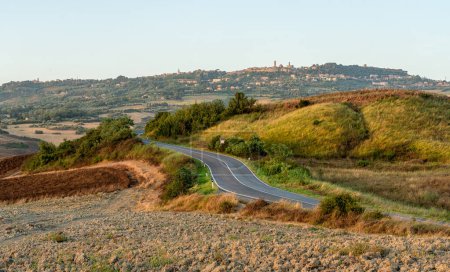 Foto de Hermoso paisaje toscano cerca de Volterra, en la provincia de Pisa, Toscana, Italia. - Imagen libre de derechos