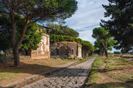 Foto de Vista panorámica a lo largo del antiguo Camino Appio (Appia Antica) en Roma. - Imagen libre de derechos