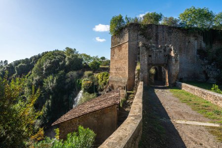 Foto de Vista panorámica en Nepi, hermoso pueblo en la provincia de Viterbo, Lazio, Italia. - Imagen libre de derechos