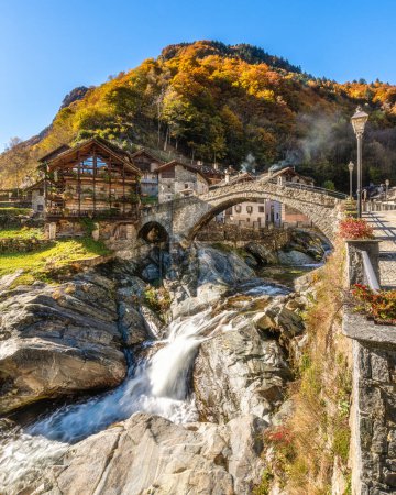 Foto de El hermoso pueblo de Rassa, durante la temporada de otoño, en Valsesia (Valle de Sesia). Provincia de Vercelli, Piamonte, Italia. - Imagen libre de derechos