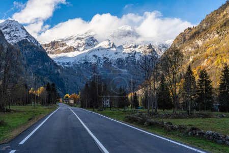 Téléchargez les photos : Beau paysage automnal avec le Monte Rosa en Valsesia, Province de Vercelli, Piémont, Italie. - en image libre de droit