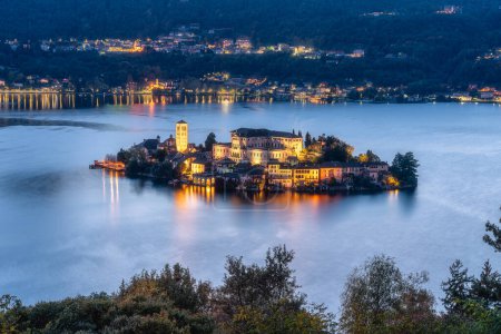 Téléchargez les photos : Vue panoramique du soir à Orta San Giulio. Province of Novara, Piémont, Italie. - en image libre de droit