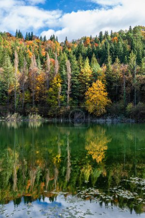 Foto de Vista panorámica de la temporada de otoño en los Lagustelli (pequeños lagos) de Percile. Provincia de Roma, Lacio, Italia. - Imagen libre de derechos
