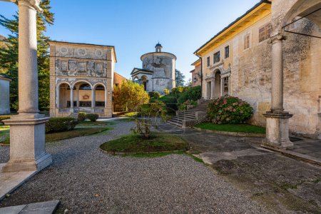 Téléchargez les photos : Le beau Sacro Monte de Varallo par une matinée d'automne ensoleillée. Province of Vercelli, Piémont, Italie. - en image libre de droit