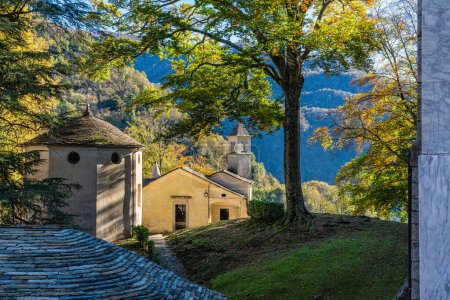 Téléchargez les photos : Le beau Sacro Monte de Varallo par une matinée d'automne ensoleillée. Province of Vercelli, Piémont, Italie. - en image libre de droit