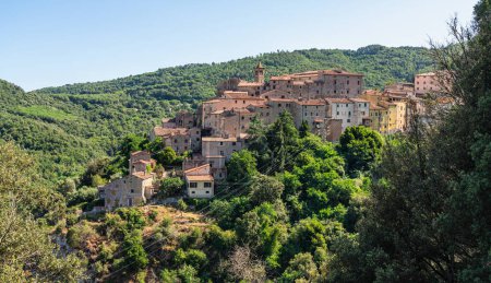 Téléchargez les photos : Le beau village de Sassetta par une journée ensoleillée d'été. Province de Livourne, Toscane, Italie. - en image libre de droit