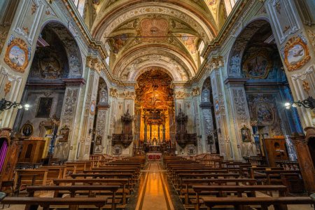 Téléchargez les photos : Vue intérieure depuis la basilique della Madonn Assunta dans le magnifique Sacro Monte de Varallo. Province de Vercelli, Piémont, Italie. Octobre-30-2023. - en image libre de droit