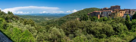 Le beau village de Sassetta par une journée ensoleillée d'été. Province de Livourne, Toscane, Italie. 