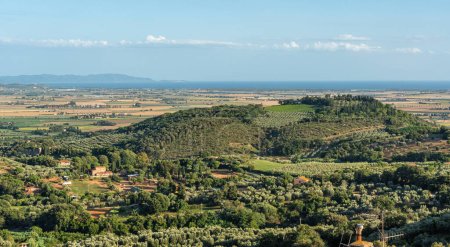 Téléchargez les photos : Superbe panorama depuis le village de Campiglia Marittima, par un après-midi d'été ensoleillé. Dans la province de Livourne, en Toscane, en Italie. - en image libre de droit