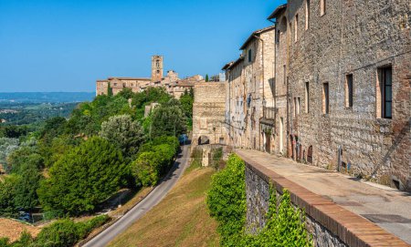 Téléchargez les photos : Le pittoresque village de Colle Val D'Elsa par une journée ensoleillée d'été. Province de Sienne, Toscane, Italie - en image libre de droit