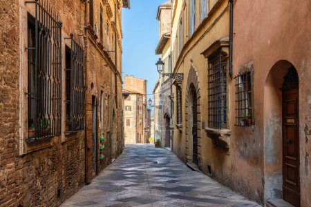Téléchargez les photos : Le pittoresque village de Colle Val D'Elsa par une journée ensoleillée d'été. Province de Sienne, Toscane, Italie - en image libre de droit