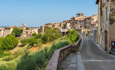 Foto de El pintoresco pueblo de Colle Val D 'Elsa en un soleado día de verano. Provincia de Siena, Toscana, Italia - Imagen libre de derechos